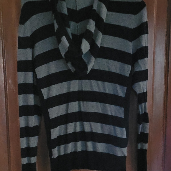 NWOT Guess zip up sweater - Picture 2 of 2
